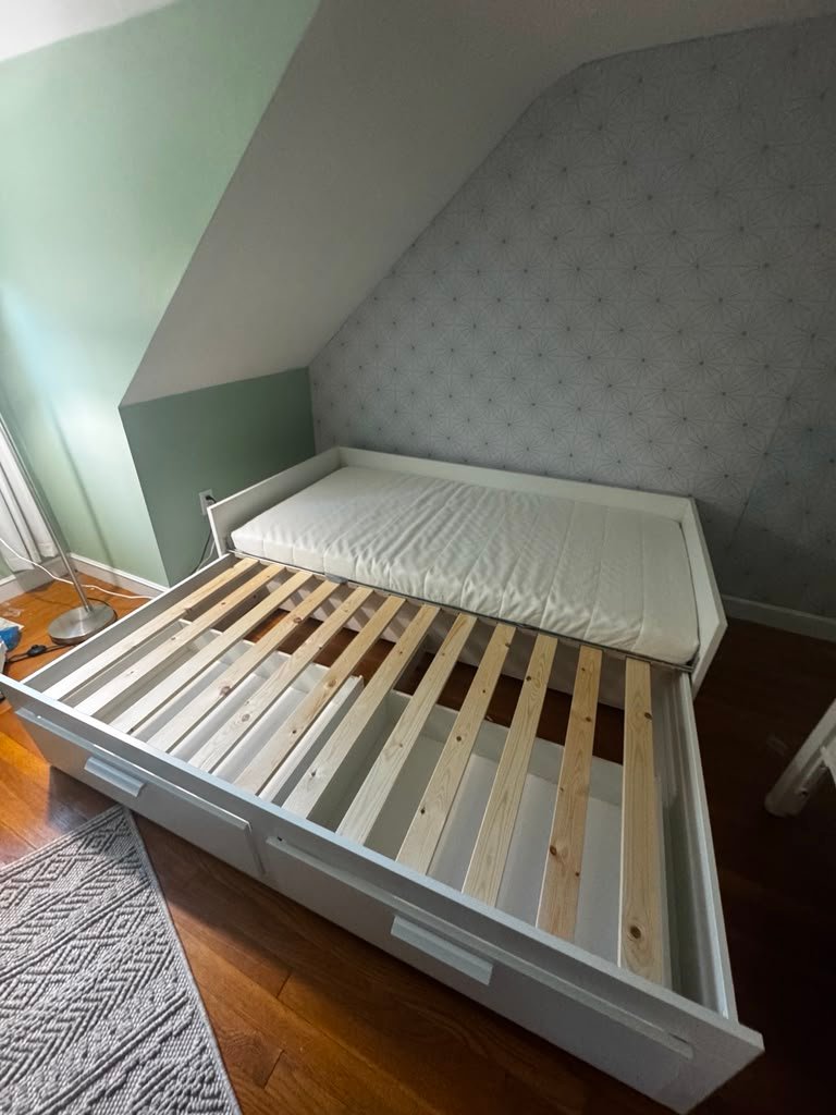 Daybed with trundle furniture assembly