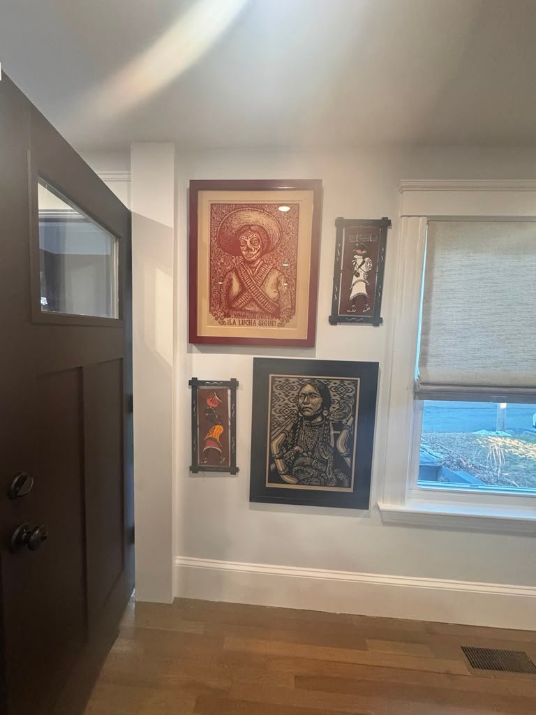 Entryway picture hanging arrangement