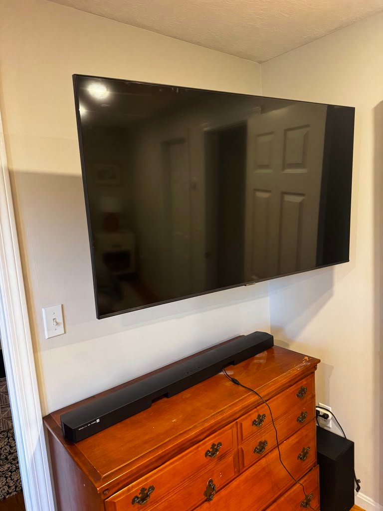 Bedroom TV mounting with soundbar