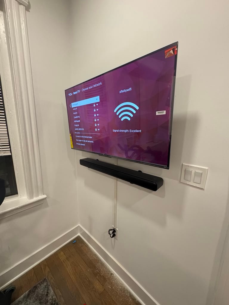 Corner TV mounting with soundbar